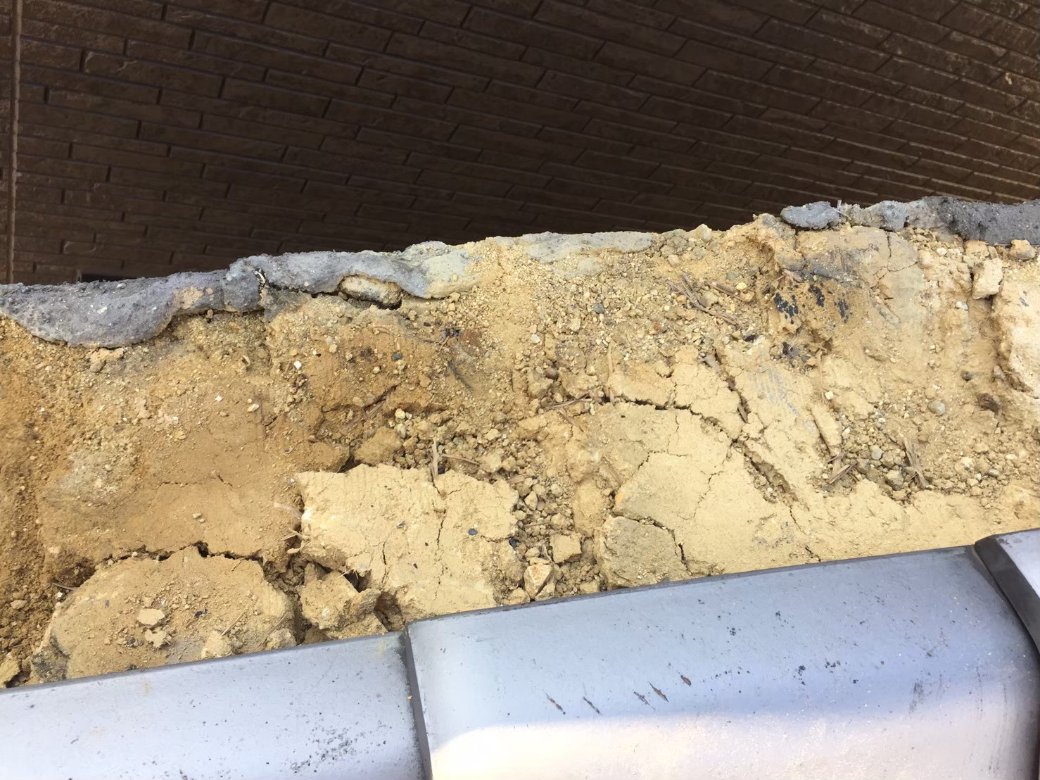 ケラバの破損瓦撤去